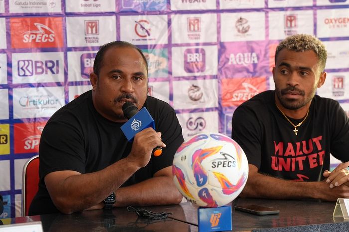 Imran Nahumarury (kiri) dan Yakob Sayuri dalam jumpa pers menjelang laga Malut United FC vs Barito Putera di Liga 1, Jumat (25/10/2024) di Stadion Sultan Agung, Bantul.