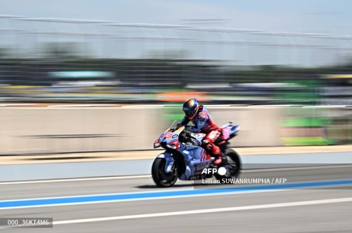 Aksi pembalap Gresini, Marc Marquez melintasi  pitlane di Sirkuit Buriram pada FP1 MotoGP Thailand 2024, Jumat (25/10/2024).