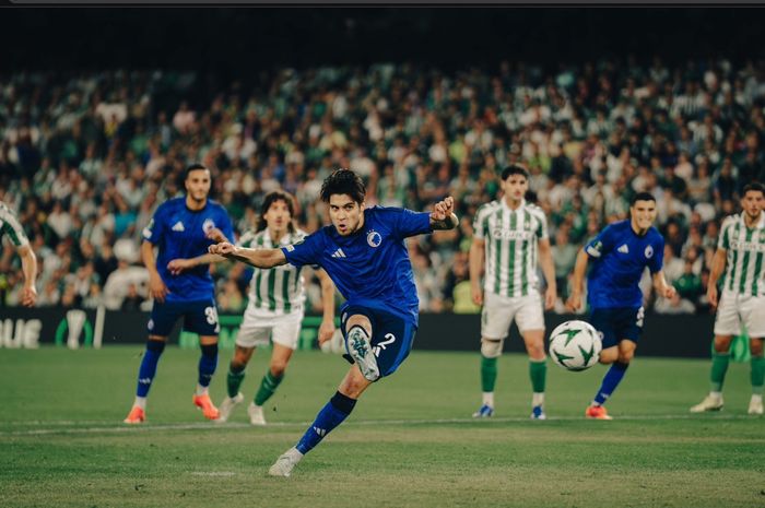 Bek berdarah Indonesia, Kevin Diks, mencetak gol penalti untuk FC Copenhagen ke gawang Real Betis pada ajang UEFA Conference League di Stadion Benito Villamarin, Kamis (24/10/2024).