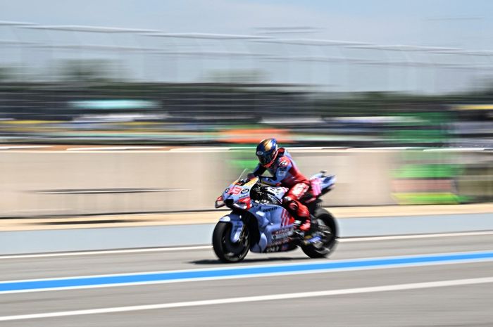 Pembalap Gresini, Marc Marquez melintasi  pitlane saat tampil pada sesi latihan bebas pertama MotoGP Thailand di Sirkuit Chang, Buriram, Thailand, Jumat (25/10/2024).