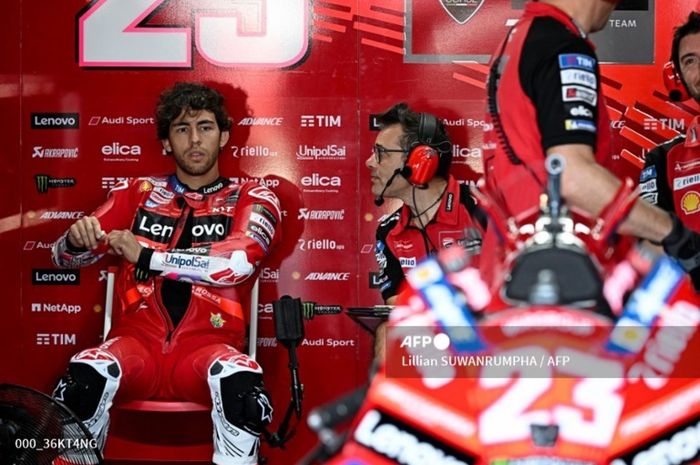 Pembalap Ducati Lenovo, Enea Bastianini saat berada di paddock pada sela-sela Practice MotoGP Thailand 2024 di Sirkuit Buriram, Thailand, Jumat (25/10/2024).