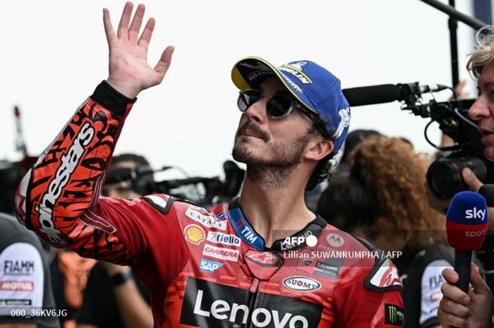 Pembalap Ducati Lenovo, Francesco Bagnaia, setelah berhasil meraih pole position pada hasil Kualifikasi MotoGP Thailand 2024, di Sirkuit Buriram, Thailand, Sabtu (26/10/2024).