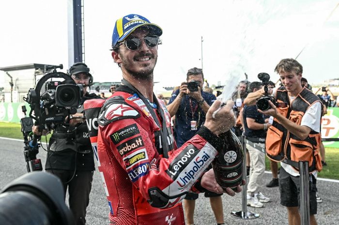 Pembalap Ducati, Francesco Bagnaia, merayakan finis ketiga sprint race MotoGP Thailand 2024 di Sirkuit Chang Buriram, Sabtu (26/10/2024).