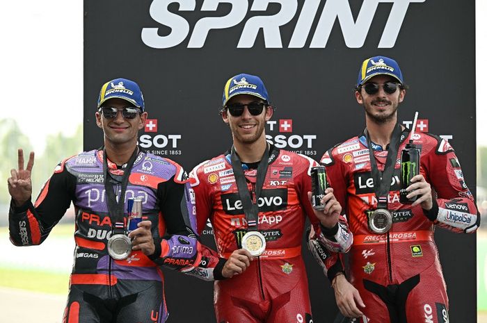 Dari kiri ke kanan, Jorge Martin (Pramac), Enea Bastianini (Ducati), dan Francesco Bagnaia (Ducati) di podium sprint race MotoGP Thailand 2024 di Sirkuit Chang Buriram, Sabtu (26/10/2024).