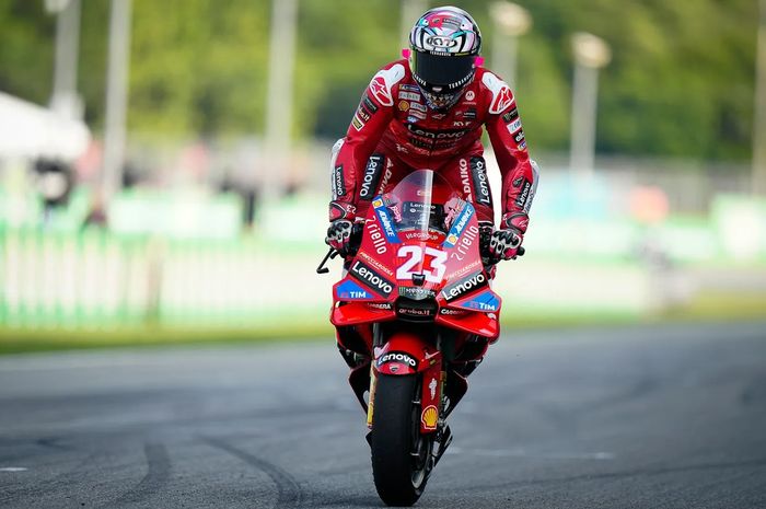 Pembalap Ducati Lenovo, Enea Bastianini, setelah memenangi sprint MotoGP Thailand di Sirkuit Buriram, Buriram, Thailand, 26 Oktober 2024.