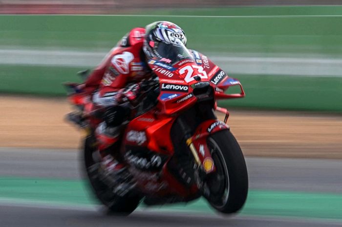 Pembalap Ducati Lenovo, Enea Bastianini, memacu motornya dalam sprint MotoGP Thailand di Sirkuit Internasional Buriram, Buriram, 26 Oktober 2024. 