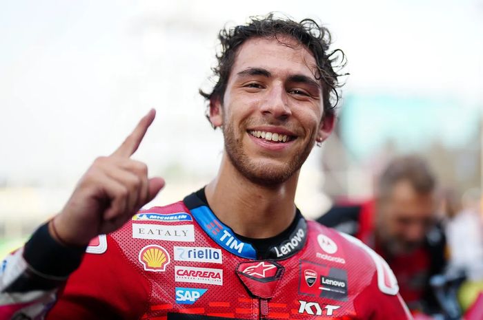 Pembalap Ducati Lenovo, Enea Bastianini, membuat gestur angka satu dengan jarinya setelah memenangi sprint MotoGP Thailand di Sirkuit Buriram, Buriram, Thailand, 26 Oktober 2024.