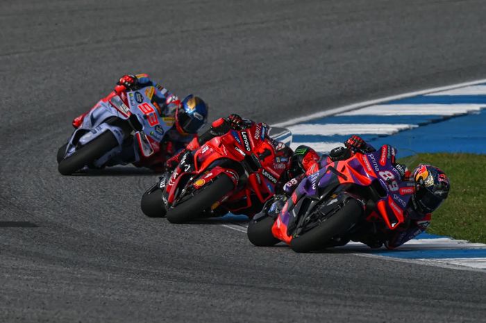 (dari depan) Jorge Martin, Francesco Bagnaia, dan Marc Marquez bersaing untuk posisi kedua pada sprint MotoGP Thailand di Sirkuit Buriram, Buriram, Thailand, 26 Oktober 2024.