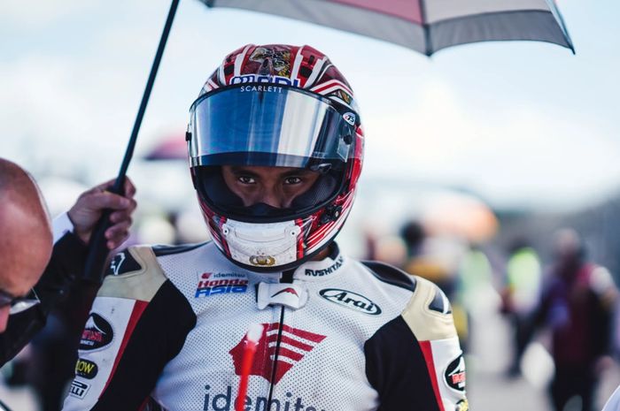 Pembalap Honda Team Asia, Mario Suryo Aji, bersiap di grid jelang balapan Moto2 Australia di Sirkuit Phillip Island, Phillip Island, Australia, 20 Oktober 2024.