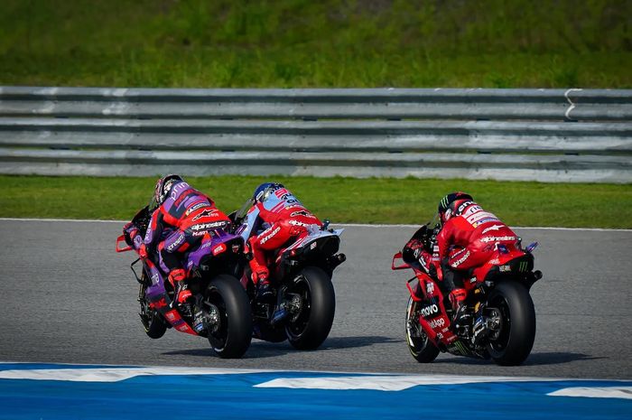 (Ki-ka) Jorge Martin, Marc Marquez, dan Francesco Bagnaia bersaing untuk posisi kedua pada awal sprint MotoGP Thailand di Sirkuit Buriram, Buriram, Thailand, 26 Oktober 2024.