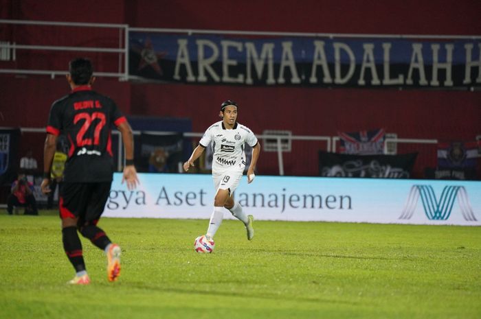 Hanif Sjahbandi saat beraksi dalam laga Arema FC vs Persija Jakarta pada lanjutan pekan kesembilan Liga 1 2024/2025 di Stadion Supriyadi, Blitar, Sabtu (26/10/2024) malam WIB