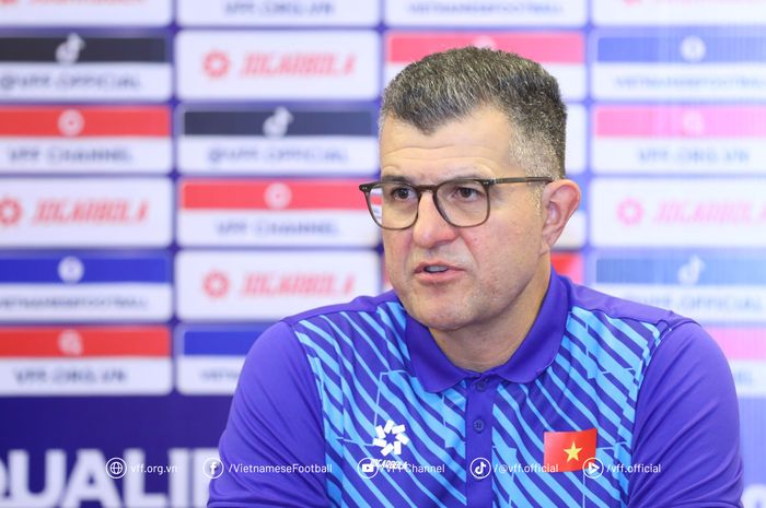 Pelatih Timnas U-17 Vietnam, Cristiano Roland, dalam sesi konferensi pers di ajang Kualifikasi Piala Asia U-17 2025.