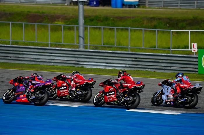 (Ki-ka) Jorge Martin, Enea Bastianini, Francesco Bagnaia, dan Marc Marquez bersaing untuk posisi pertama pada awal sprint MotoGP Thailand di Sirkuit Buriram, Buriram, Thailand, 26 Oktober 2024.