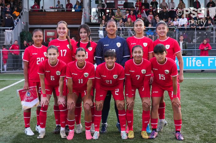 Skuad Timnas Wanita Indonesia melawan Belanda pada laga uji coba di Stadion De Vijverberg, Sabtu (26/10/2024).