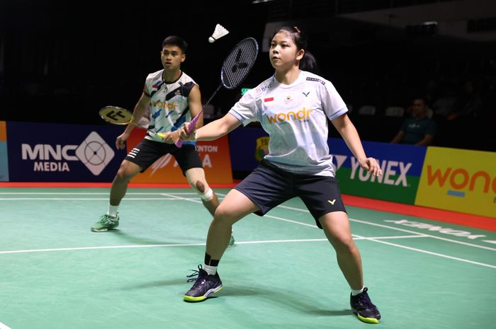 Pasangan ganda campuran Indonesia, Jafar Hidayatullah/Felisha Alberta Nathaniel Pasaribu pada semifinal Indonesia International Challenge 2024&nbsp;di Jatim Expo, Surabaya, Sabtu (26/10/2024).