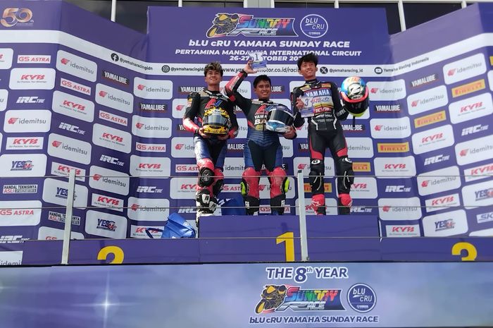 Podium race 1 R25 Yamaha Sunday Race 2024, Adi Satya Mahendra (kiri), Galang Hendra (tengah) Arai Agaska Dibani (kanan), Sabtu (26/10/2024)