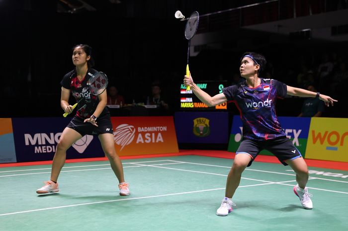 Pasangan ganda putri Indonesia, Lanny Tria Mayasari/Siti Fadia Silva Ramadhanti, pada semifinal Indonesia International Challenge 2024 di Jatim Expo, Surabaya, Sabtu (26/10/2024).