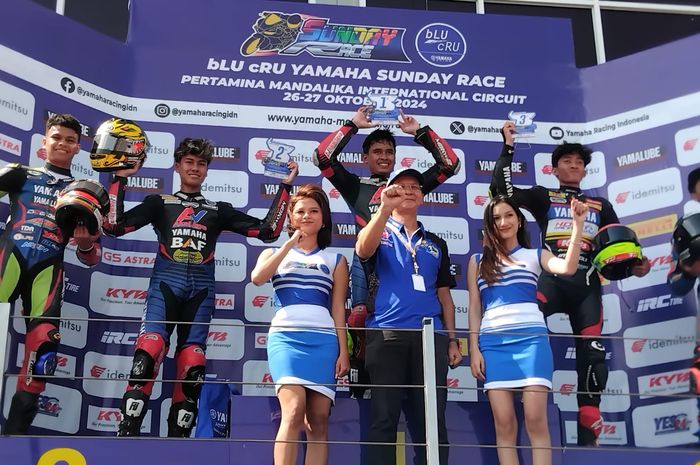 Perayaan podium Galang Hendra Pratama (tengah), Aldi Satya Mahendra (kiri) dan Arai Agaska Dibani (kanan) di kelas R25 Pro pada Yamaha Sunday Race 2024 di Sirkuit Mandalika, Sabtu (26/10/2024)