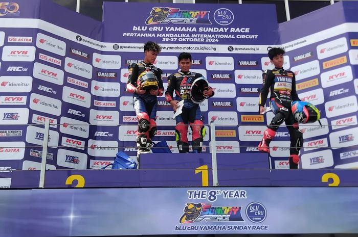 Perayaan podium Galang Hendra Pratama (tengah), Aldi Satya Mahendra (kiri) dan Arai Agaska Dibani (kanan) di kelas R25 Pro pada Yamaha Sunday Race 2024 di Sirkuit Mandalika, Sabtu (26/10/2024)