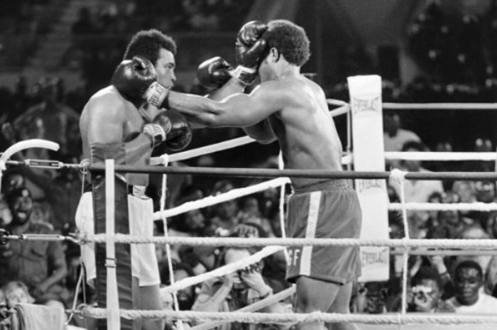 Dengan taktik rope-a-dope, Muhammad Ali mengalahkan George Foreman dengan KO di ronde 8 dalam laga bertajuk The Rumble in the Jungle pada 30 Oktober 1974.