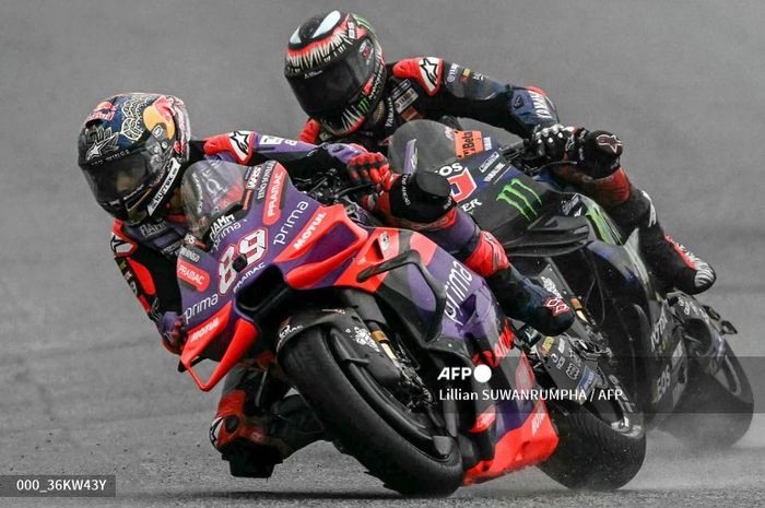 Pembalap Monster Energy Yamaha, Fabio Quartararo di belakang Jorge Martin (Prima Pramac)  pada awal balapan MotoGP Thailand 2024.