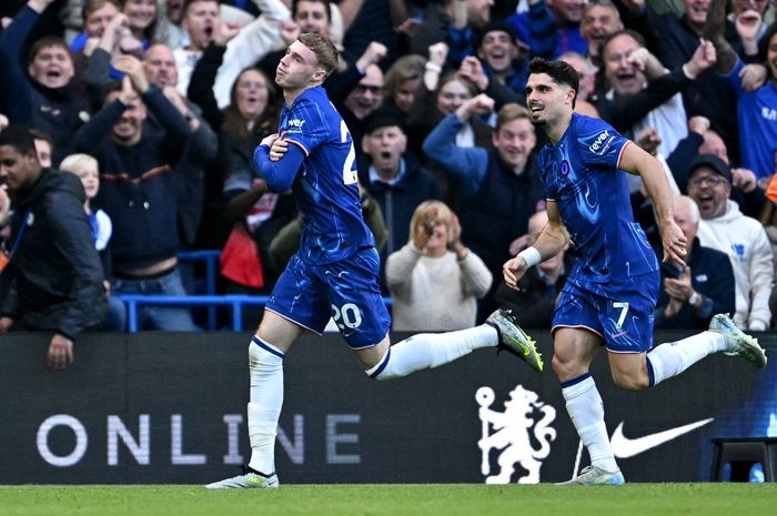 Cole Palmer (kiri) merayakan gol untuk Chelsea dalam laga kontra Newcastle United pada lanjutan Liga Inggris di Stamford Bridge, London (27/10/2024).