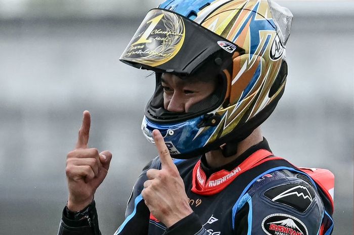 Pembalap MT Helmets - MSI, Ai Ogura, merayakan keberhasilan menjadi juara dunia Moto2 setelah balapan GP Thailand di Sirkuit Internasional Buriram, Buriram, 27 Oktober 2024.