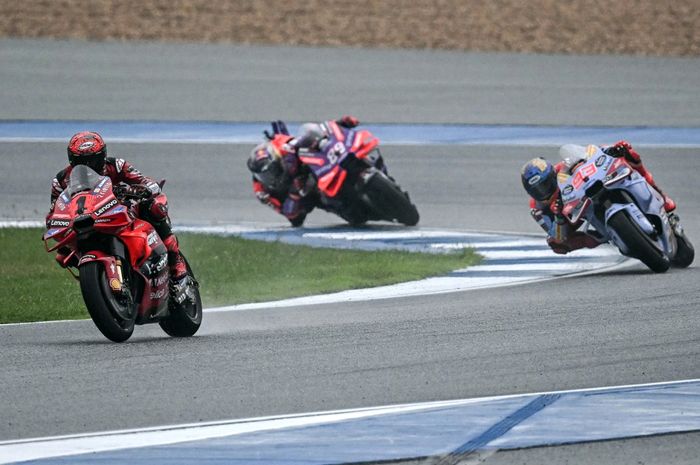 Pembalap Ducati Lenovo, Francesco Bagnaia, membalap di depan Marc Marquez dari Gresini Racing dan Jorge Martin dari Prima Pramac saat balapan MotoGP Thailand di Sirkuit Internasional Buriram, Buriram, 27 Oktober 2024.