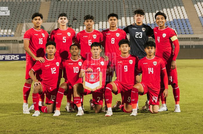 Skuad timnas U-17 Indonesia berfoto bersama sebelum pertandingan melawan timnas U-17 Australia, Minggu (27/10/2024).