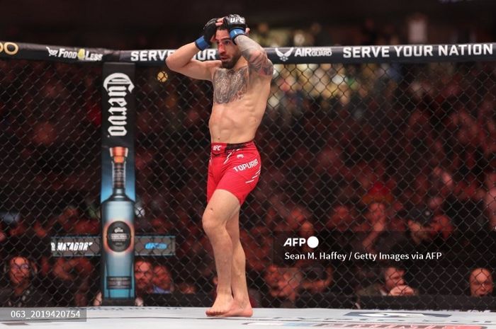 Ilia Topuria berhasil mempertahankan gelar juara kelas bulu UFC usai mengalahkan Max Holloway pada UFC 308