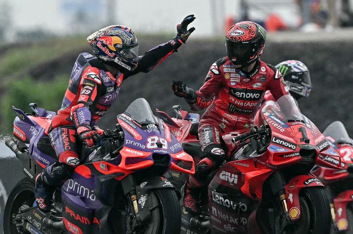 Pemenang Ducati Lenovo, Francesco Bagnaia (kanan), mendapatkan ucapan selamat dari pembalap Prima Pramac, Jorge Martin, setelah balapan MotoGP Thailand di Sirkuit Internasional Buriram, Buriram, 27 Oktober 2024. 