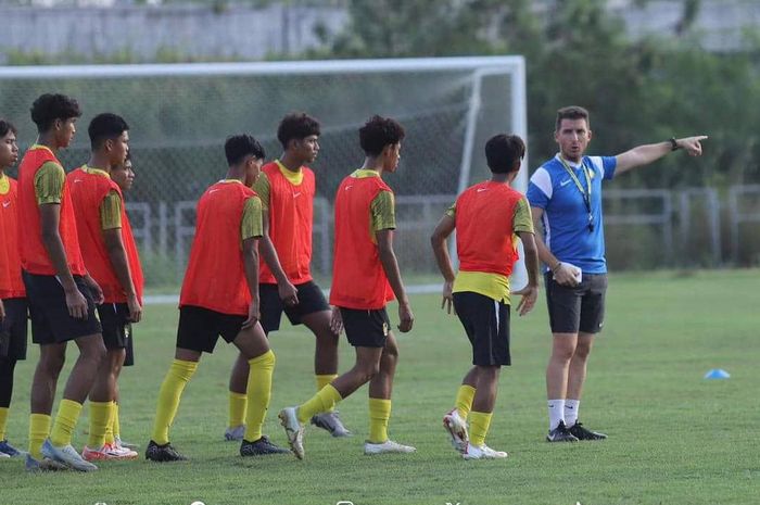 Suasana latihan Timnas U-17 Malaysia menjelang laga melawan Laos di Kualifikasi Piala Asia U-17 2025.