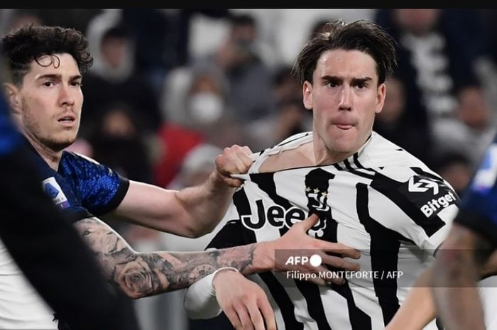 Jelang duel Inter Milan vs Juventus di Liga Italia (27/10/2024), Dusan Vlahovic (kanan) dituntut untuk lebih peka mencium darah mangsanya demi meningkatkan peluang cetak gol.