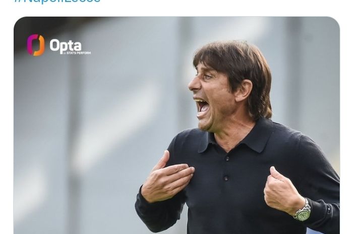 Pelatih Napoli, Antonio Conte, pada laga Liga Italia melawan Lecce di Stadion Diego Armando Maradona, Sabtu (26/10/2024).