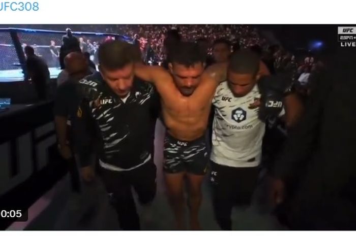 Rafael dos Anjos mengalami cedera lutut dan dinyatakan kalah TKO dari Geoff Neal di ronde pertama UFC 308, Sabtu (26/10/2024) di Abu Dhabi.