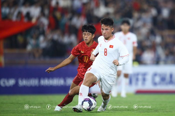 Suasana pertandingan Timnas U-17 Vietnam versus Timnas U-17 Myanmar di Kualifikasi Piala Asia U-17 2025.