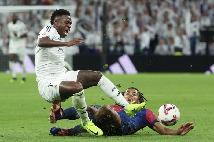 Aksi Vinicius Junior dalam laga kontra Barcelona pada lanjutan Liga Spanyol 2024-2025.