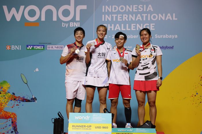 Ganda putri Indonesia, Lanny Tria Mayasari/Siti Fadia Silva Ramadhanti, berdiri di podium tertinggi Indonesia International Challenge 2024