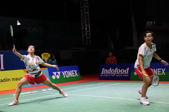 Ganda putri Indonesia, Lanny Tria Mayasari/Siti Fadia Silva Ramadhanti, saat tampil di final Indonesia International Challenge 2024