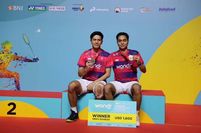 Ganda putra Indonesia, Rahmat Hidayat/Yeremia Erich Yoche Yacob Rambitan,  di podium tertinggi Indonesia International Challenge 2024