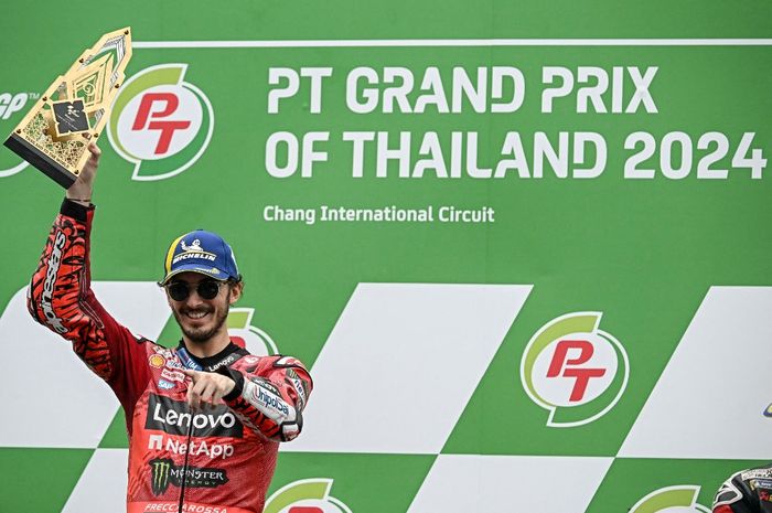 Pembalap Ducati, Francesco Bagnaia, melakukan selebrasi sebagai juara MotoGP Thailand 2024 di Sirkuit Chang Buriram, Minggu (27/10/2024).