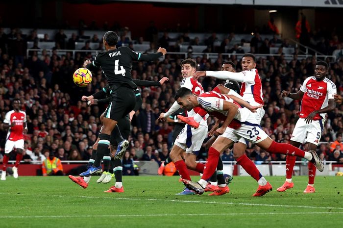 Gelandang Arsenal, Mikel Merino, menyundul bola ke gawang Liverpool pada laga pekan ke-9 Liga Inggris di Stadion Emirates, Minggu (27/10/2024).