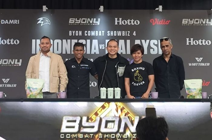 Ongen Saknosiwi (kedua dari kiri) dan Femy Sumaehe (keempat dari kiri) bakal tampil di Byon Combat Showbiz 4 pada 30 November 2024 di Jakarta.