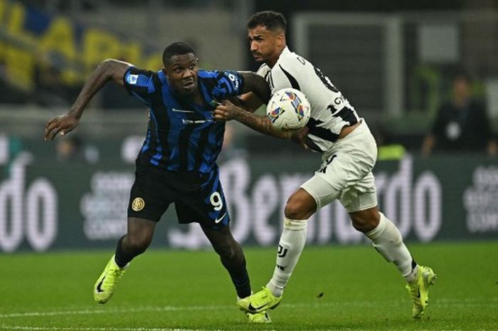 Striker Inter Milan, Marcus Thuram, berduel dengan bek Juventus, Danilo, dalam laga pekan ke-9 Liga Italia, Minggu (27/10/2024) di Giuseppe Meazza.