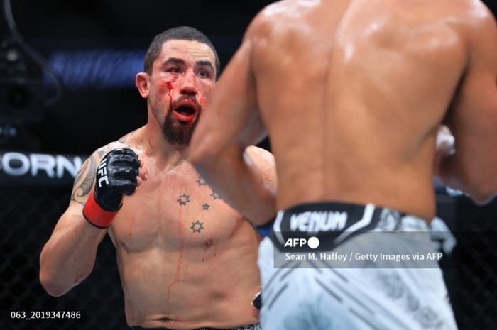 Petarung kelas menengah, Robert Whittaker, saat bertarung di ajang UFC 298.