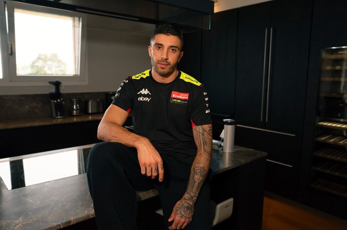 Andrea Iannone berpose dengan seragam tim Pertamina Enduro VR46. The Maniac akan tampil sebagai pembalap pengganti bagi Fabio Di Giannantonio pada seri balap MotoGP Malaysia pada 1-3 November 2024 di Sirkuit Sepang, Kuala Lumpur, Malaysia.