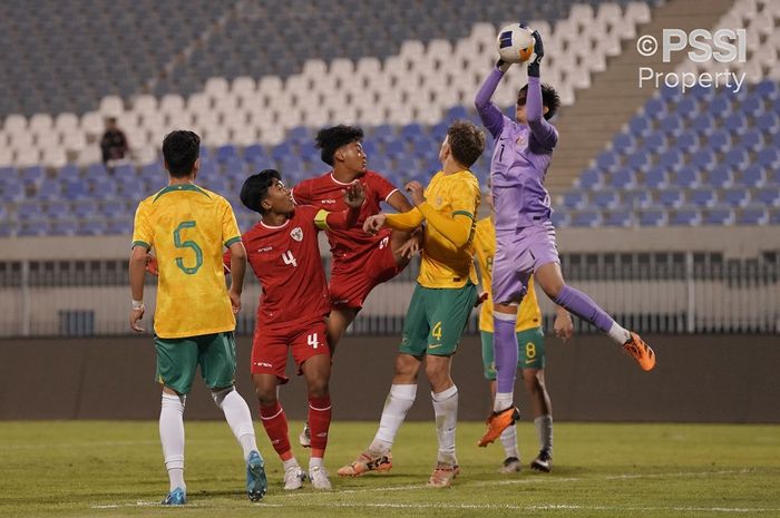 Suasana pertandingan antara timnas U-17 Indonesia vs Australia yang terlaksana di Stadion Abdullah Alkhalifa Alsabah, Mishref, Kuwait, Minggu (27/10/2024).