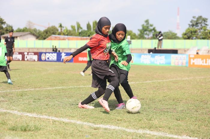 Aksi Shima Putri Larasati, penggawa tim KU 10 SD Muhammadiyah Sapen saat mengolah bola pada laga final MilkLife Soccer Challenge &ndash; Yogyakarta Seri 2 2024 yang berlangsung di Stadion Tridadi Sleman, Minggu (27/10/2024)