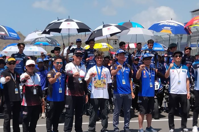 Juara dunia kelas WorldSSP300 WSBK 2024, Aldi Satya Mahendra, menghadiri acara pembukan Yamaha Sunday Race 2024 di Sirkuit Mandalika, Lombok, Minggu (28/10/2024)