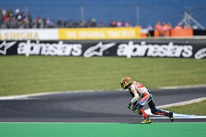 Pembalap Honda, Joan Mir, berjalan setelah mengalami kecelakaan pada MotoGP Australia 2024 di Sirkuit Phillip Island, 20 Oktober 2024.